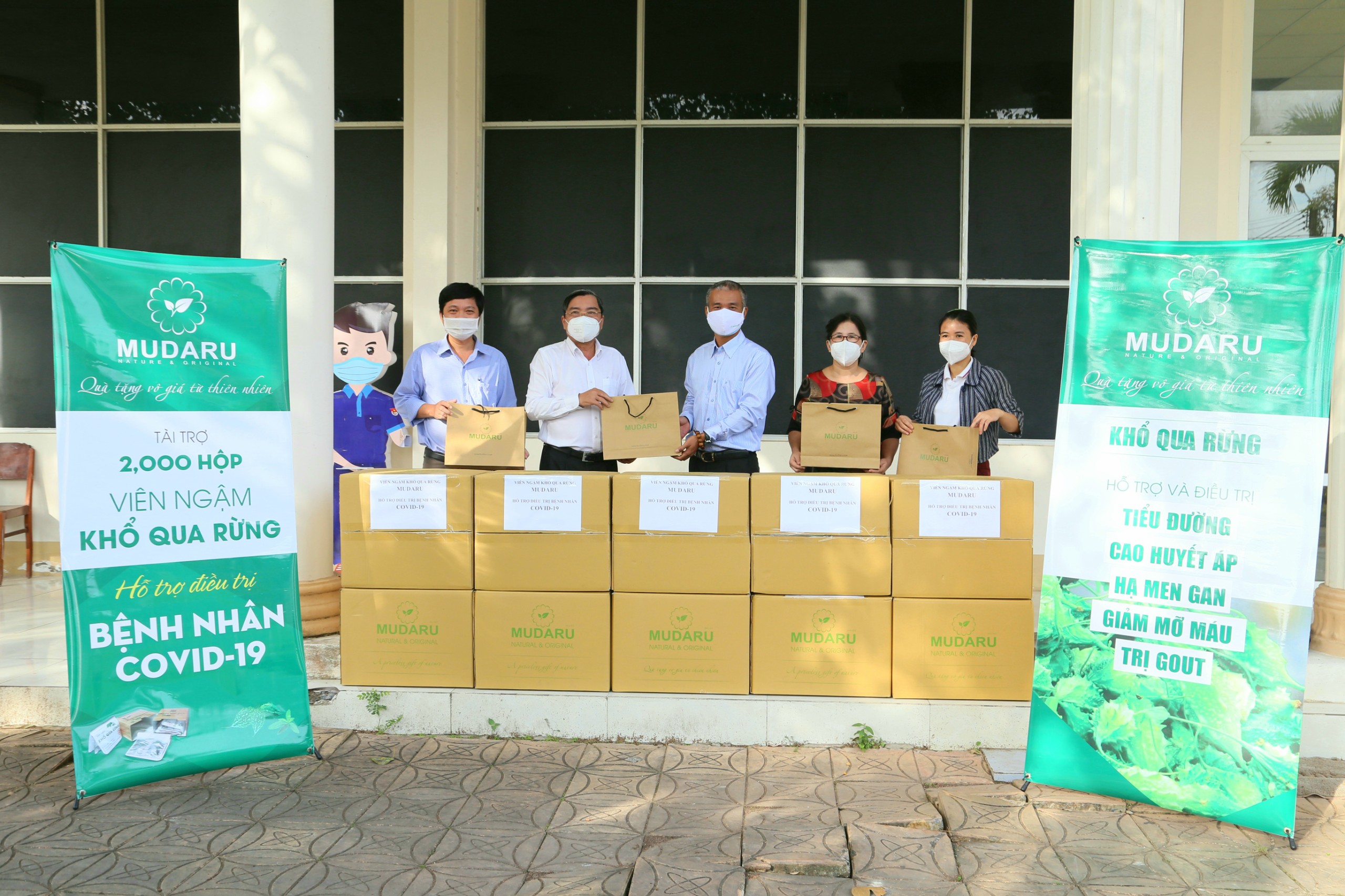 Mudaru trao tặng 2.000 hộp Viên ngậm khổ qua rừng để bổ sung vào túi thuốc điều trị cho bệnh nhân COVID-19